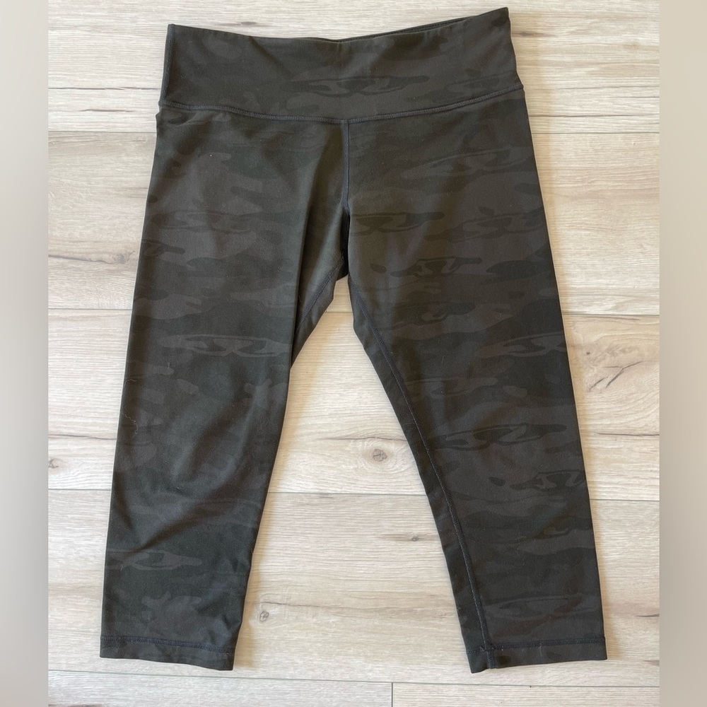 [Lululemon] ✨Vintage✨ Camo Green Wunder Under Crop Size 10